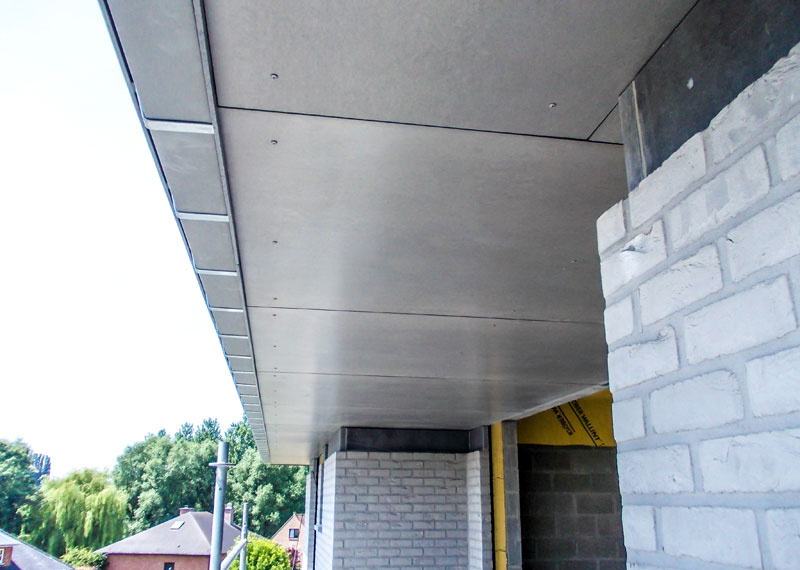 Habillage sous-face de dépassants de toiture en panneaux fibre-ciment teint dans la masse - Lennik